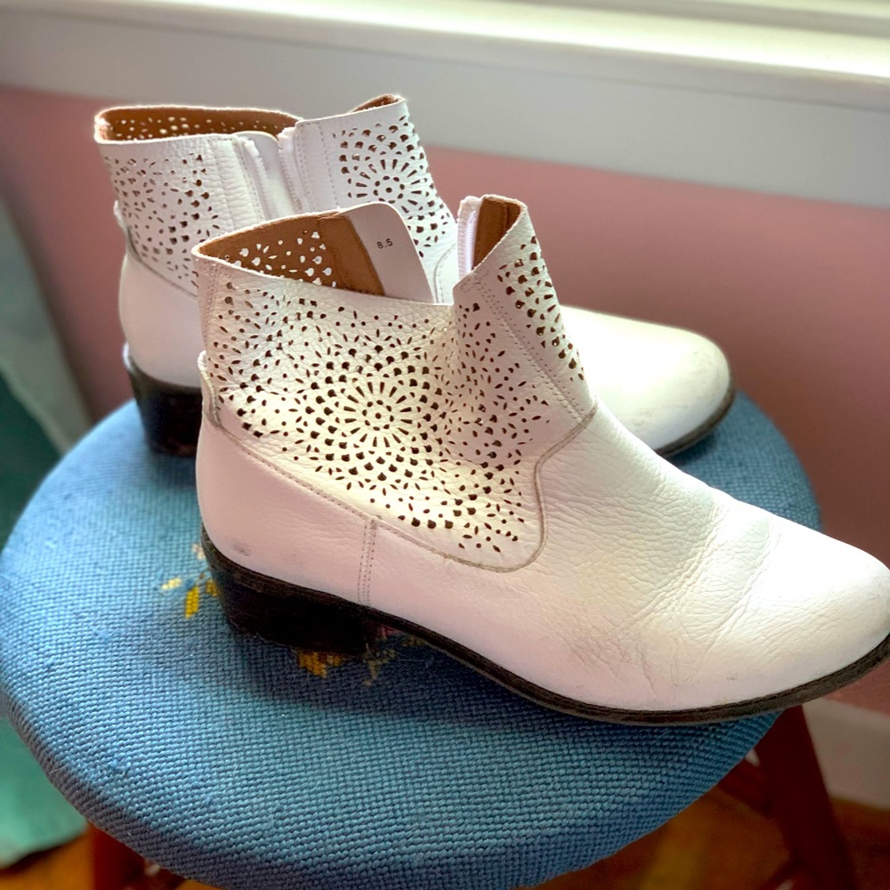 Vionic white women’s size 8.5 boots